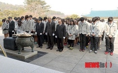 묵념하는 하나고등학교 신입생들