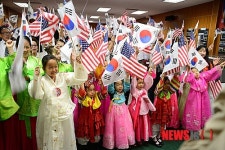 3.1절 만세부르는 참가자들