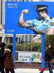 부산역 광장에 설치된 그네 광고물