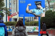 부산역 광장에 설치된 그네 광고물