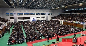 체육관 가득 메운 서울대학교 신입생들