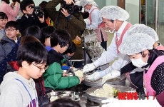 현대화스너위탁급식소 | 급식 배식 봉사 나선 정몽준 새누리당 의원