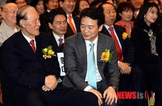 이만섭 전 의장과 이야기 나누는 남경필 의원