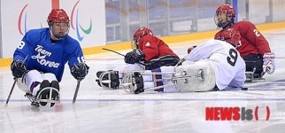 넘어져도 좋아, 훈련하는 아이스슬레지하키 선수들