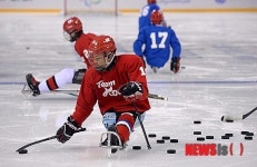 슈팅 연습하는 아이스슬레지하키 선수들