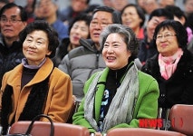 강의 듣는 어르신들