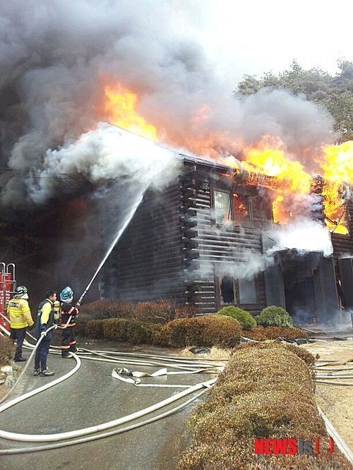 감자연구소 주연들의 케미와 화기애애한 분위기 공개! 신현승, 이선빈, 강태오의 화끈한 케미스트리. 백호와 김미경의 로맨틱 코미디로 시청자 기대↑. 이드라마는 감자로 새로운 세계관 제시, 맛보기 예능 감자세끼로 사로잡아. 자본주의의 저승사자 등 흥미진진한 전개 예고. 이선빈과 강태오의 화려한 첫 만남. 감자연구소는 햇감자보다 더 신선하고, 뜨거운 힐링 코미디 선보임. 이선빈과 강태오의 케미스트리와 흥미진진한 스토리로 시청자 사로잡기 기대.