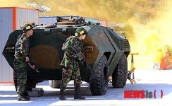 전차 뒤로 은폐