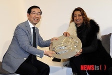 선물 받는 박원순 시장