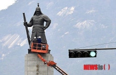 서울시, 광화문 광장 동상 점검
