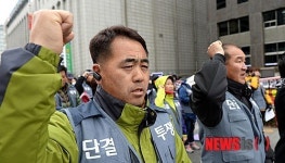 구호외치는 공공비정규직노동조합 광주지부 회원들