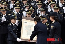 한반도 지도 선물받는 박근혜 대통령