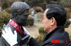 故 전태일 열사 흉상 어루 만지는 김상곤 후보