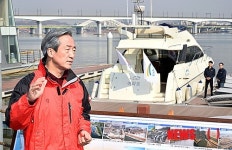 아라뱃길 관련 현황 듣는 정몽준 의원