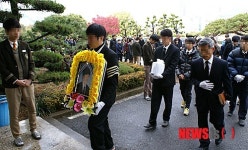 교실로 향하는 순천 금당고 송 모군 영정