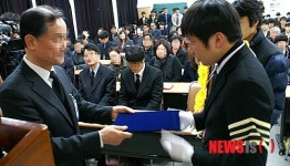 명예 졸업장 전달하는 순천 금당고
