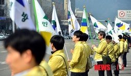 보행자 통행 통제하는 민방위 대원