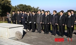 제주 충혼묘지 참배하는 원희룡