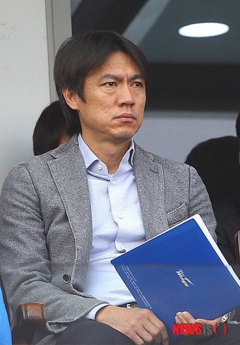 수원 삼성 경기 관전하는 홍명보 축구대표 감독