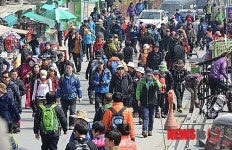 봄 등산 인파로 북적이는 도봉산 입구