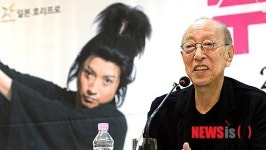 답변하는 일본 연출가 니나가와 유키오