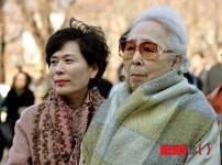 박두진 시 낭독 바라보는 부인 이희성 여사