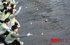 “이엠(EM)흙공으로 깨끗한 하천을 만들어요”