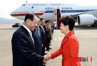 황우여 대표와 악수하는 박근혜 대통령