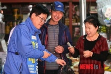 밝게 웃으며 인사하는 시장 상인들