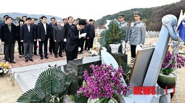 허태정 대전유성구청장, 천안함 묘역 참배