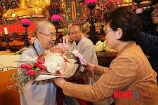 취임 축하 꽃다발 받는 춘광 천태종 총무원장
