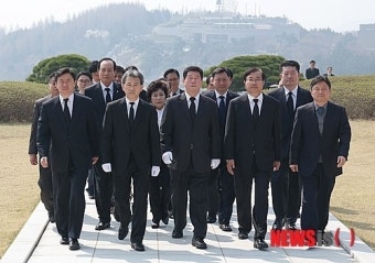 새정치연합 부산시당, 민주공원 참배…지방선거 승리 다짐