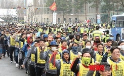 행진하는 금속노조