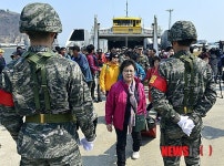 백령도에 도착하는 주민과 관광객