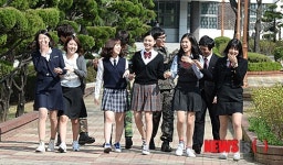 대학생 새내기들 만우절 교복입기