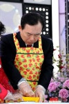 논산딸기 인절미를 만드는 이인제 의원