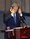안경 착용하는 김관진 장관