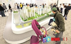 강남 재건축 분양 모델하우스 둘러보는 방문객