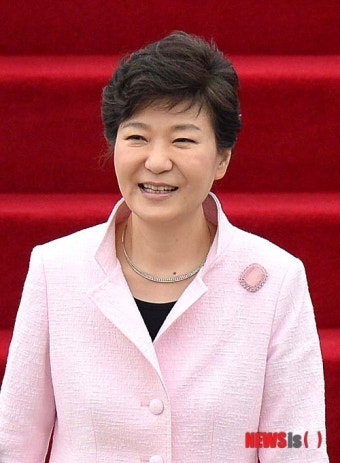 朴대통령, 전두환에 靑비서진 보내 생일축하
