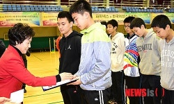 장학금 전달하는 김영채 한국여성스포츠회장