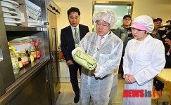 음식물 살펴보는 정승 식약처장