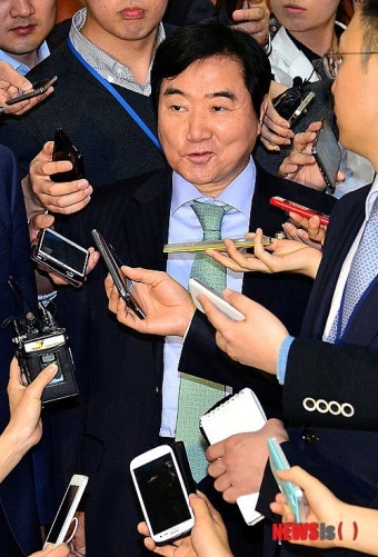 취재진 질문 답하는 이석현 위원장