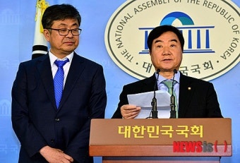 브리핑하는 이석현 위원장-최원식 간사