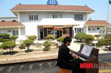 풍금 치는 득량역장