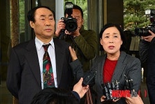 이기호씨 위로하는 배금자 변호사