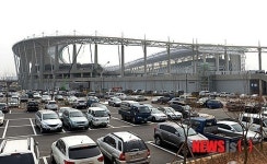 웅장한 모습으로 바뀌어가는 주경기장 모습