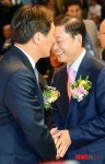 대한노인회 행사에서 마주한 김황식-정몽준 서울시장 경선후보