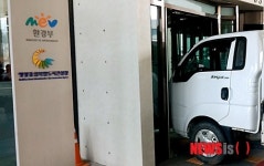 트럭으로 세종청사 출입구 돌진