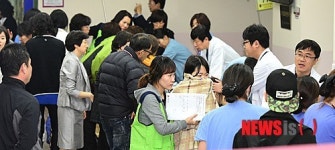 고려대 안산병원에서 검진받는 세월호 구조학생들