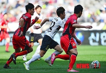 FC 서울 골문으로 질주하는 포항 김승대